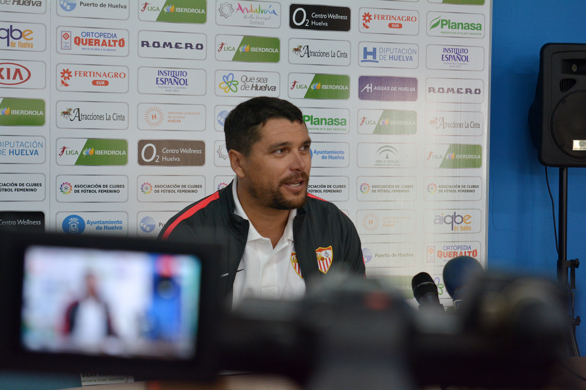 Cristian Toro, entrenador del primer equipo femenino del Sevilla FC, durante su comparecencia ante los medios de comunicación tras el encuentro ante el CD Sporting Club de Huelva