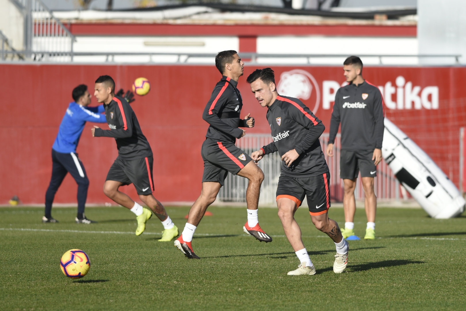 Roque Mesa trains with Sevilla FC