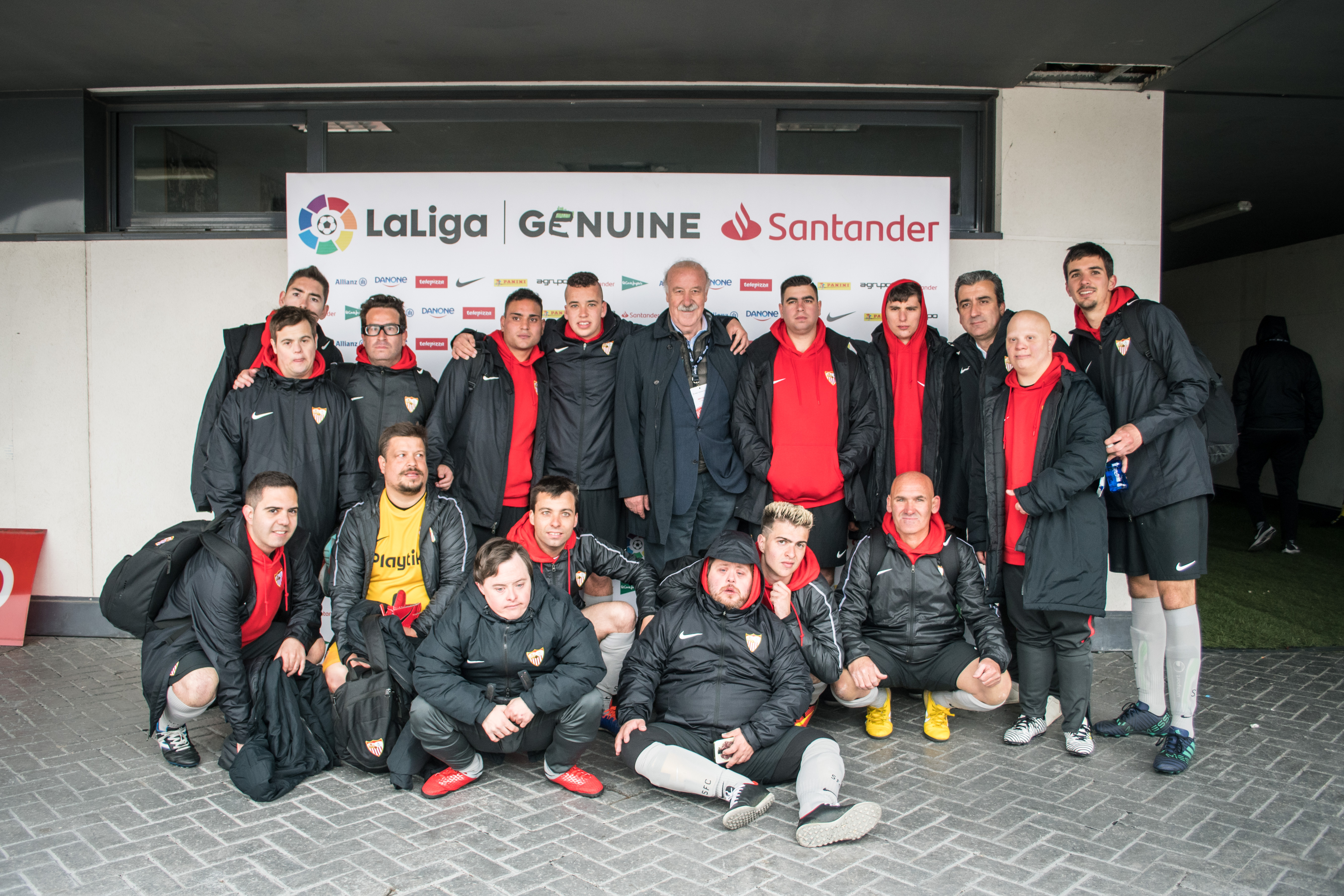 El Sevilla FC de LaLiga Genuine Santander posa con Del Bosque