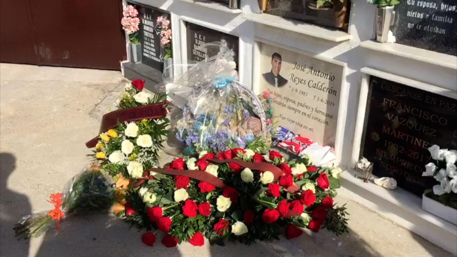 Floral offering in memory of José Antonio Reyes