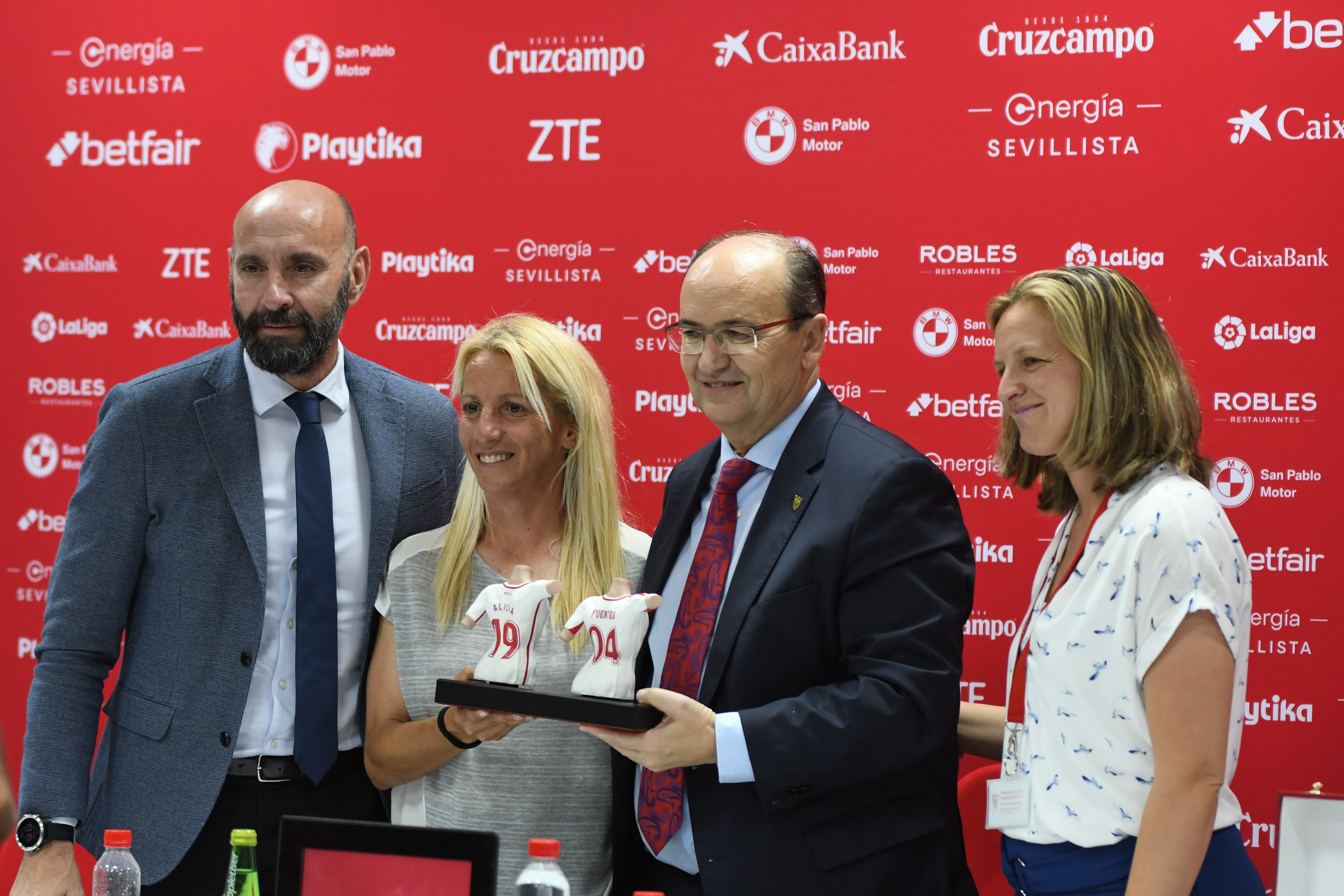 El presidente, Monchi y Amparo Gutiérrez entregaron varios obsequios a Alicia Fuentes, homenajeada en su despedida del club