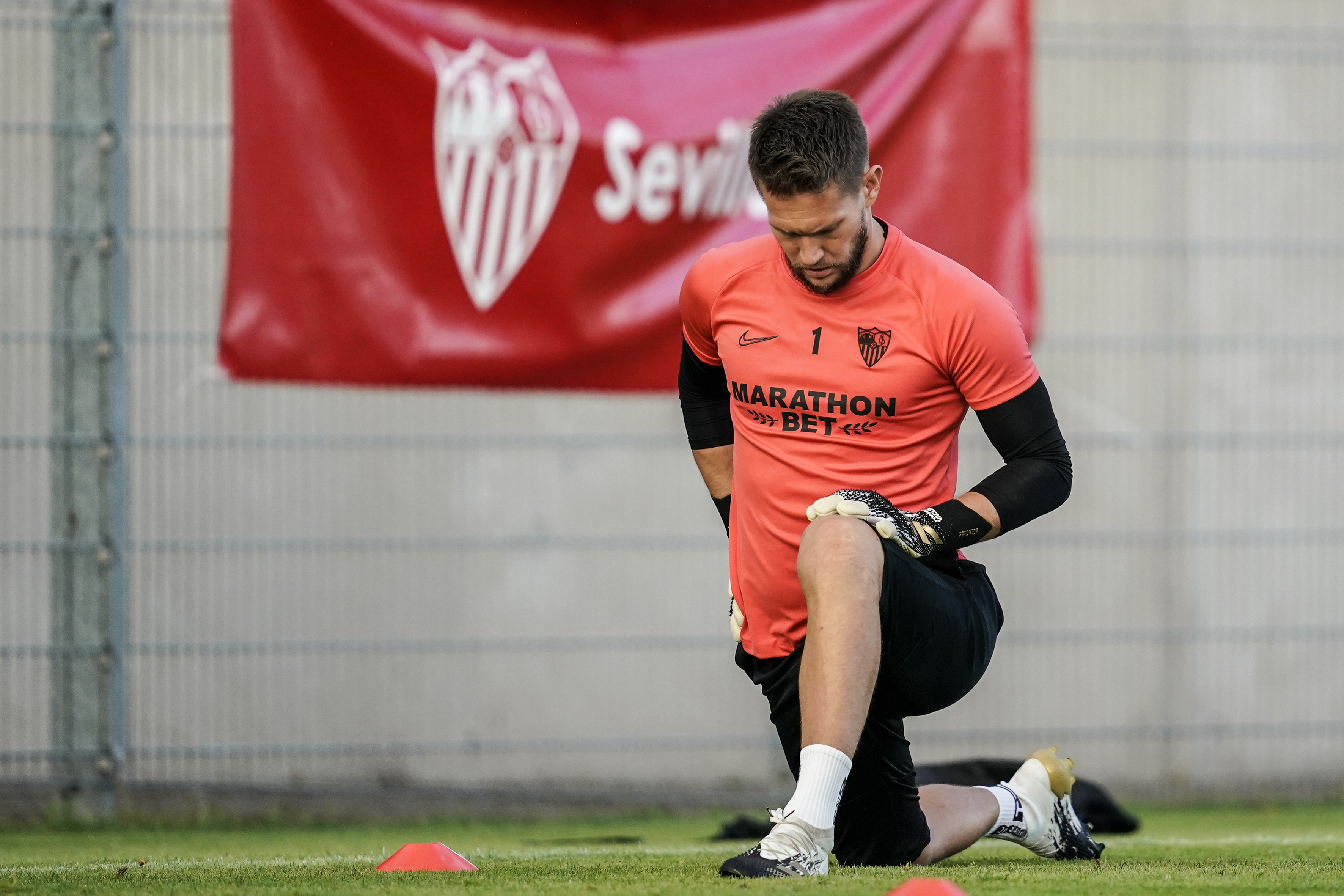 Vaclík, en un entrenamiento con el Sevilla FC