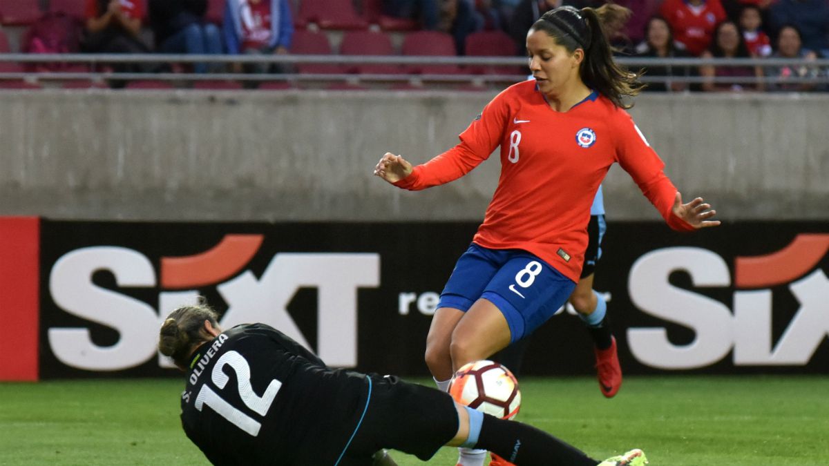 Karen Araya, último fichaje del primer equipo femenino del Sevilla FC, durante un partido amistoso con la selección de Chile