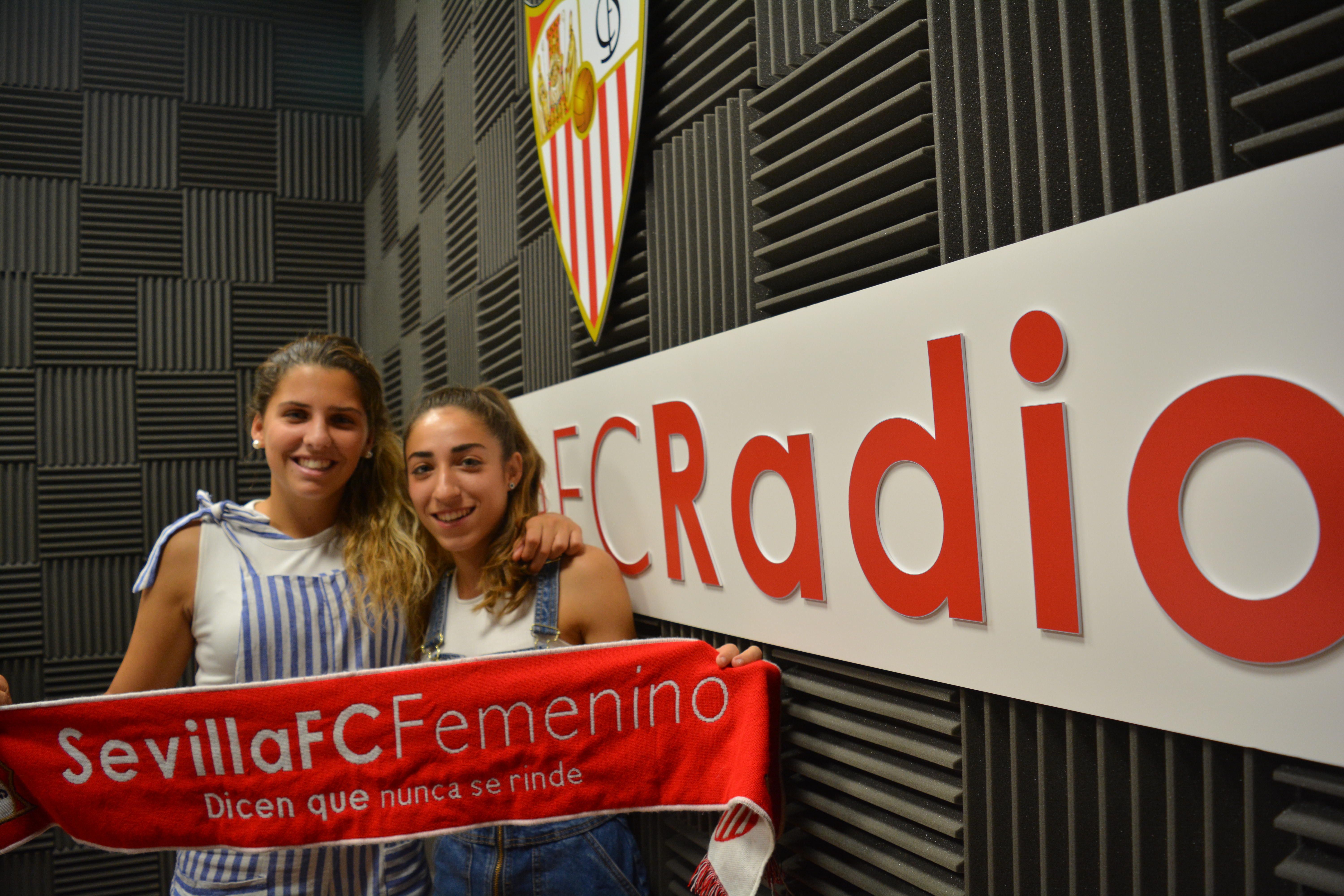 Noelia Ramos y Olga Carmona posan con la bufanda del Sevilla FC femenino en los estudios de SFC Radio