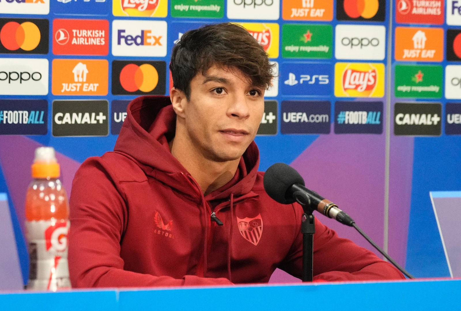 Óliver Torres at the press conference 