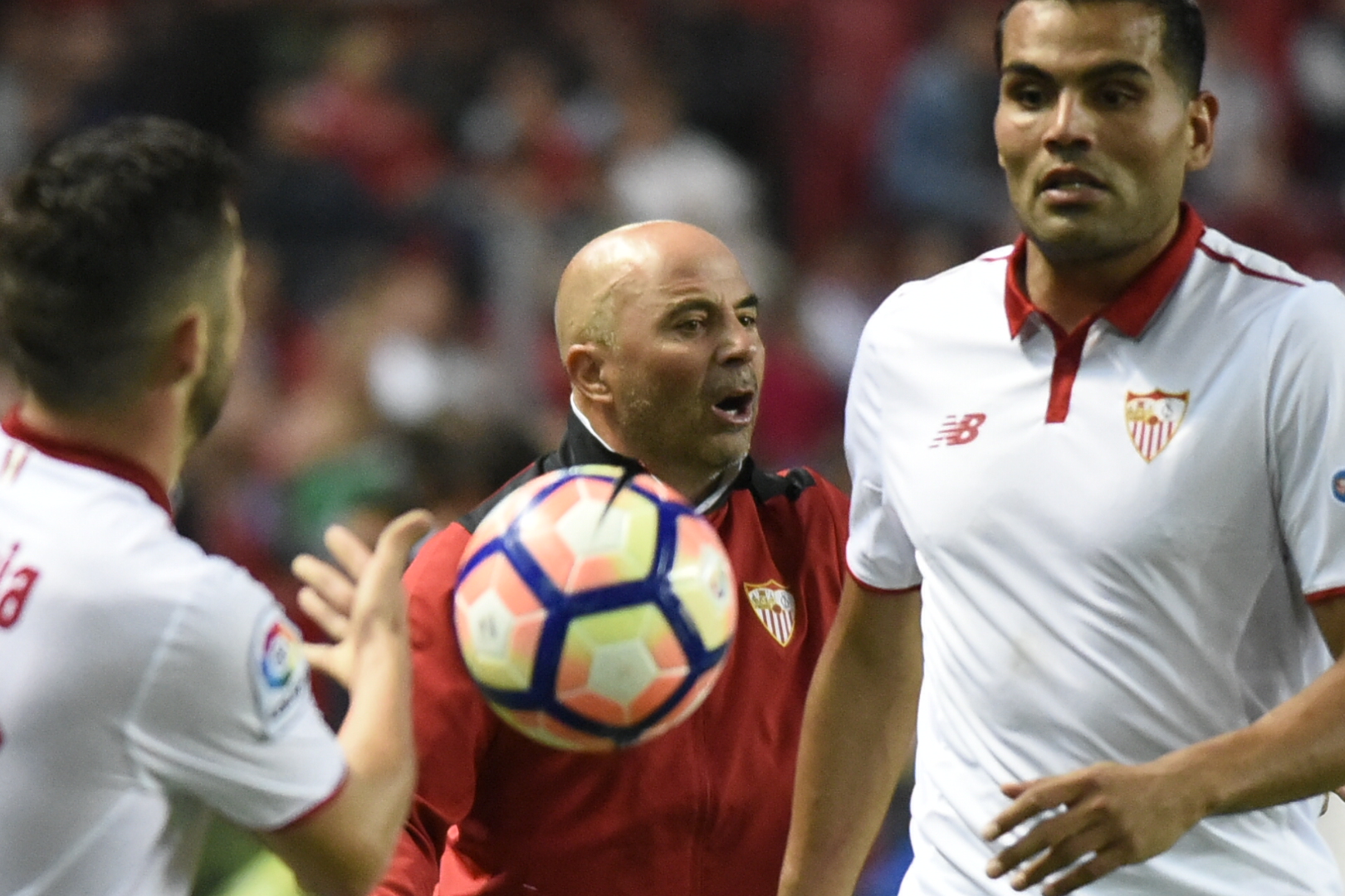 Sampaoli da indicaciones en el Sevilla FC-Real Sociedad