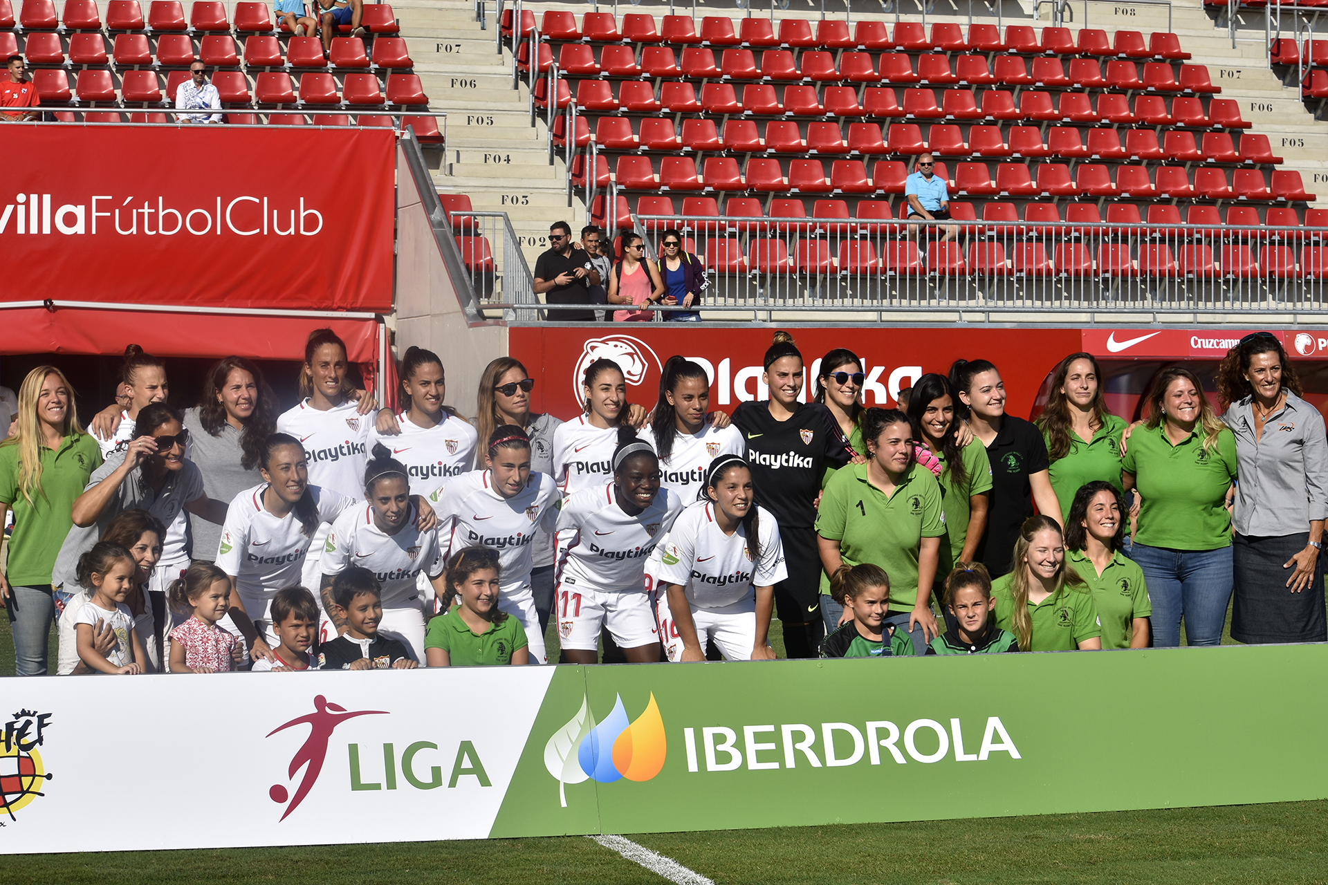Las jugadoras del UAS Universitario de Sevilla CR, conocidas como las "Cocodrilas Rugby", posan sobre el césped del Viejo Nervión con las hoy titulares en el primer equipo femenino del Sevilla FC en su partido ante el CD Sporting Club de Huelva