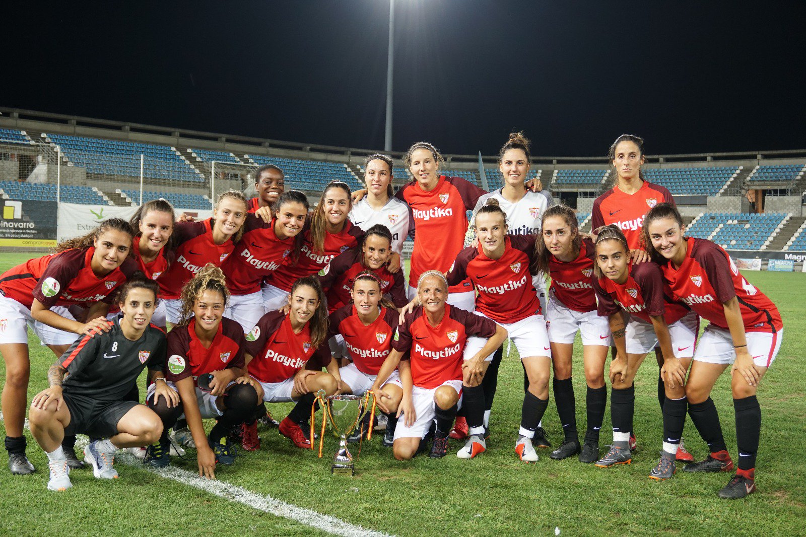 Las jugadoras del primer equipo femenino del Sevilla FC posan con el trofeo del VIII Memorial Félix Salazar tras vencer al Santa Teresa Badajoz