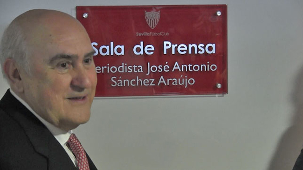 Sánchez-Araujo posa con el rótulo de la sala de prensa