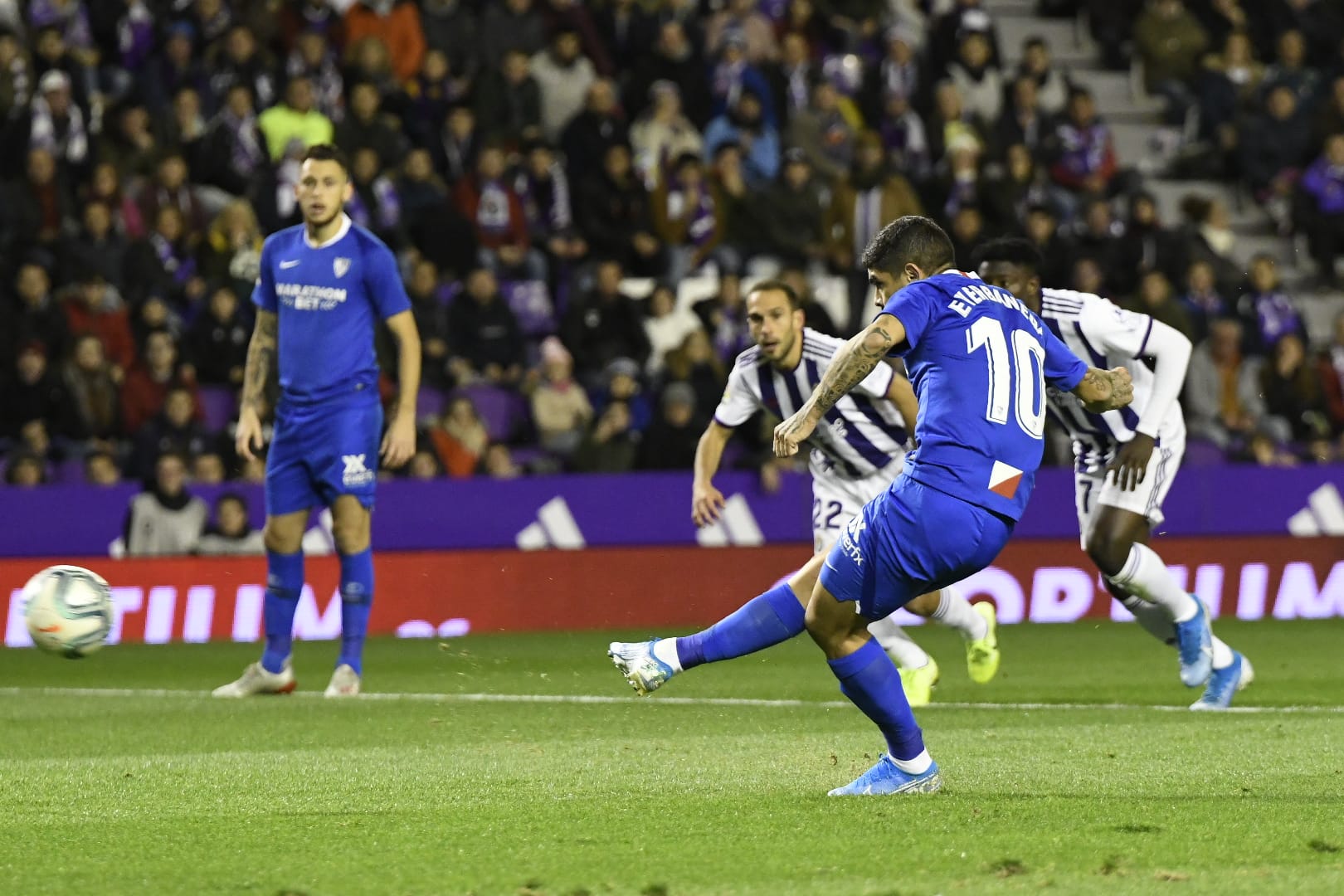 Banega lanza el penalti de la victoria en Valladolid