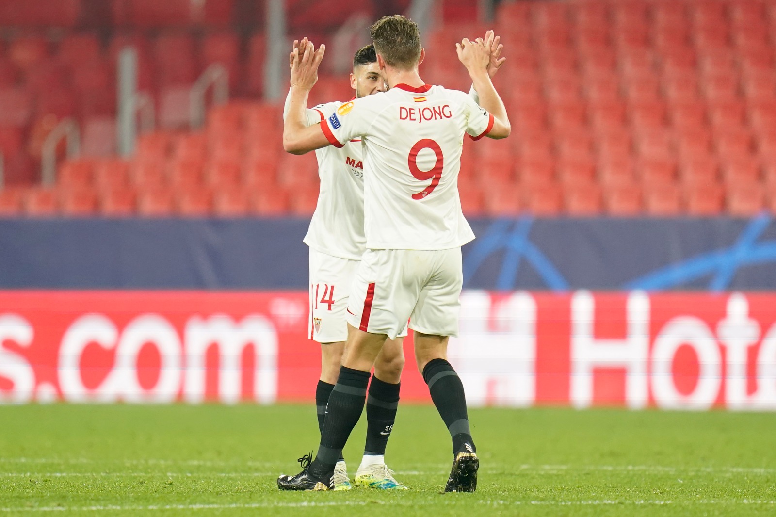 Óscar and De Jong celebrate Sevilla FC's second goal