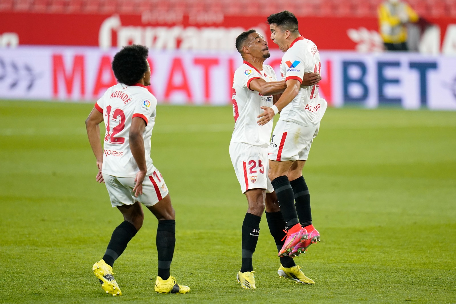 Acuña celebrates his goal against Atlético Madrid
