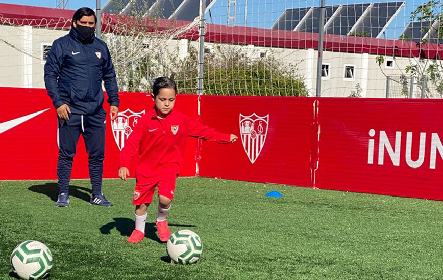 El equipo Bebé del Sevilla FC se ejercita en la ciudad deportiva