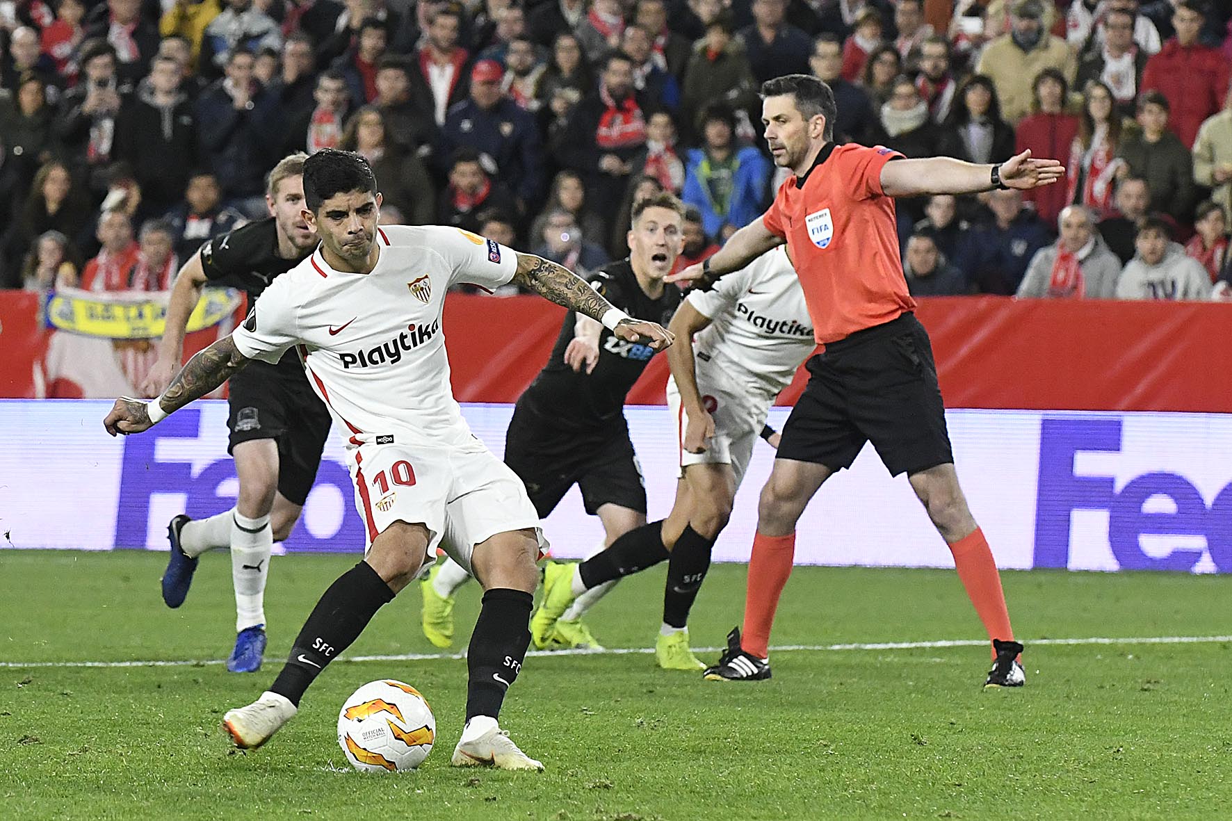 Banega lanza un penalti con el Sevilla 
