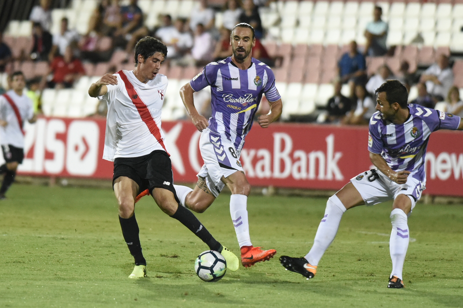 Carlos Fernández disputa un balón ante el Valladolid