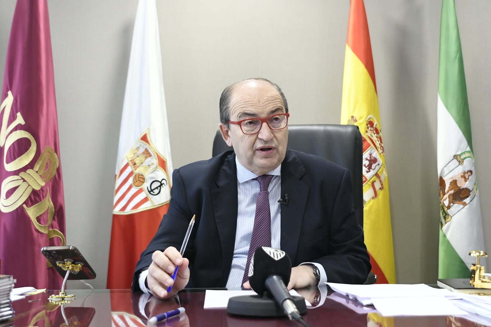 José Castro attends Sevilla FC Radio from his office