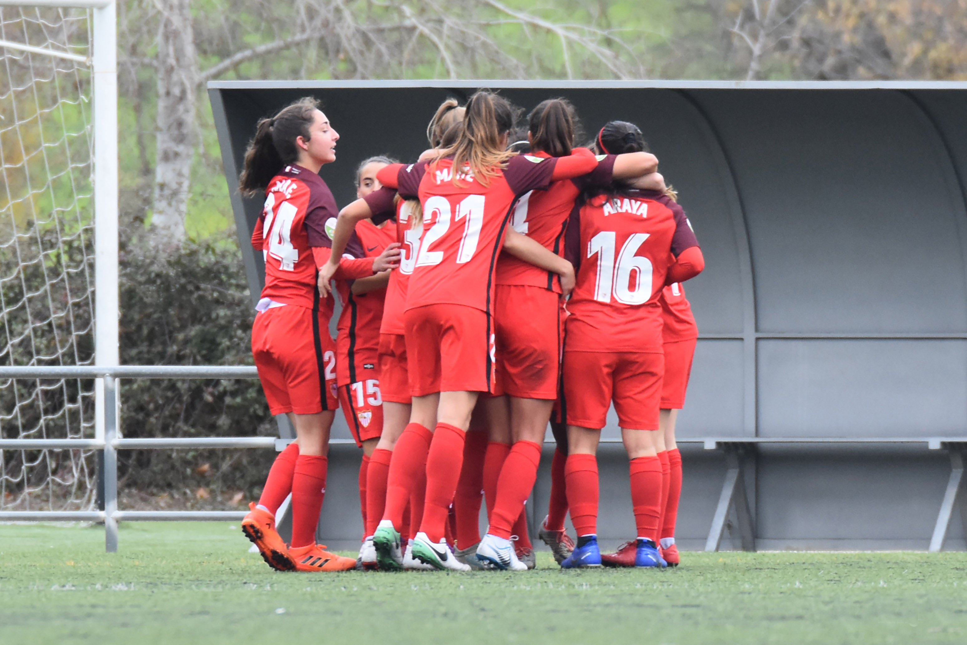 Las jugadoras del primer equipo femenino del Sevilla FC se abrazan para celebrar el gol de Toni Payne, que le ha dado la victoria frente al Madrid CFF