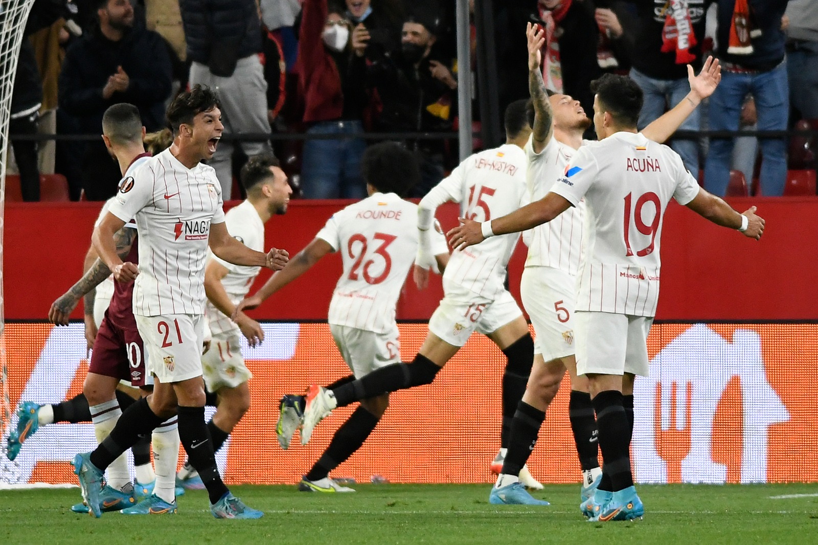 Los jugadores del Sevilla FC celebran el gol ante el West Ham
