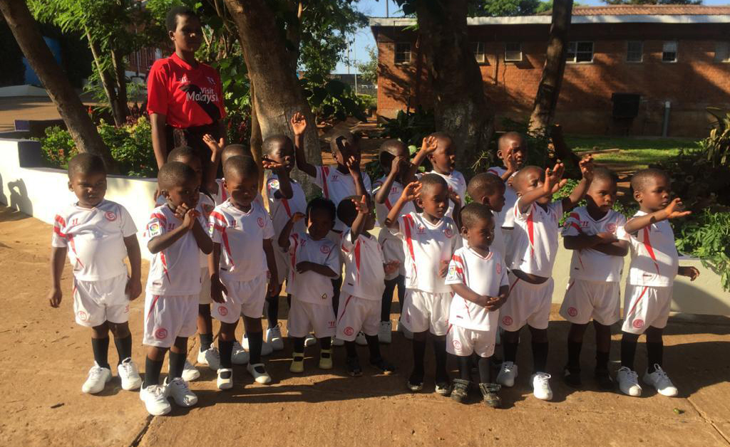 Chicos del poblado de Chezi en Malawi, vestidos del Sevilla FC