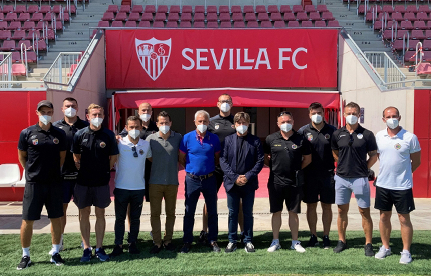 La delegación del Chrobry Glogon junto a los responsables del Sevilla FC