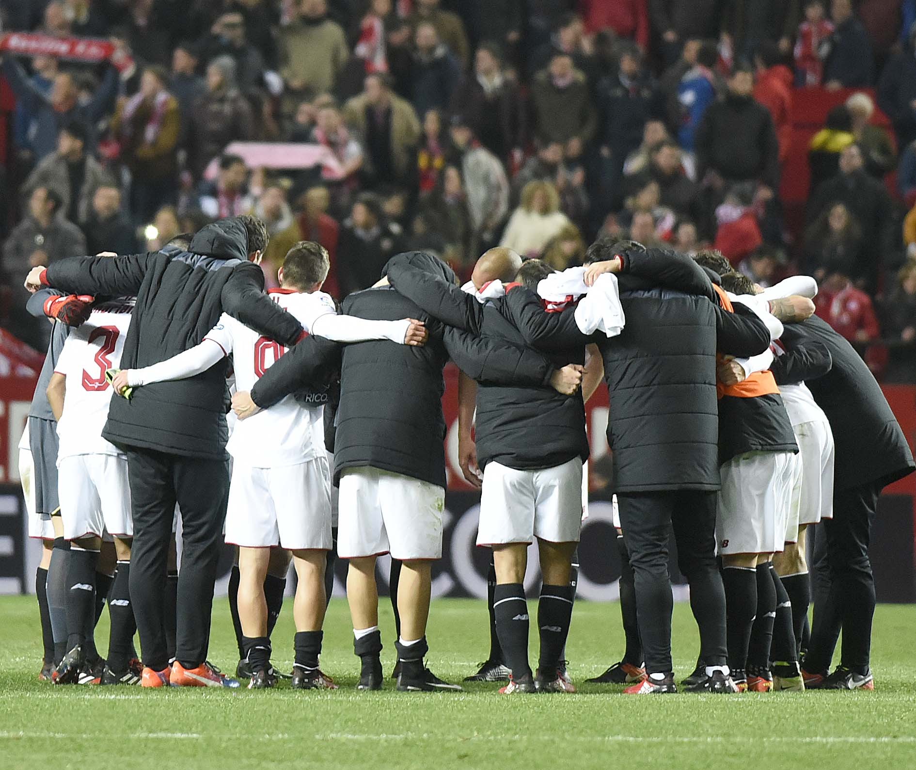 Los jugadores del Sevilla FC tras una victoria