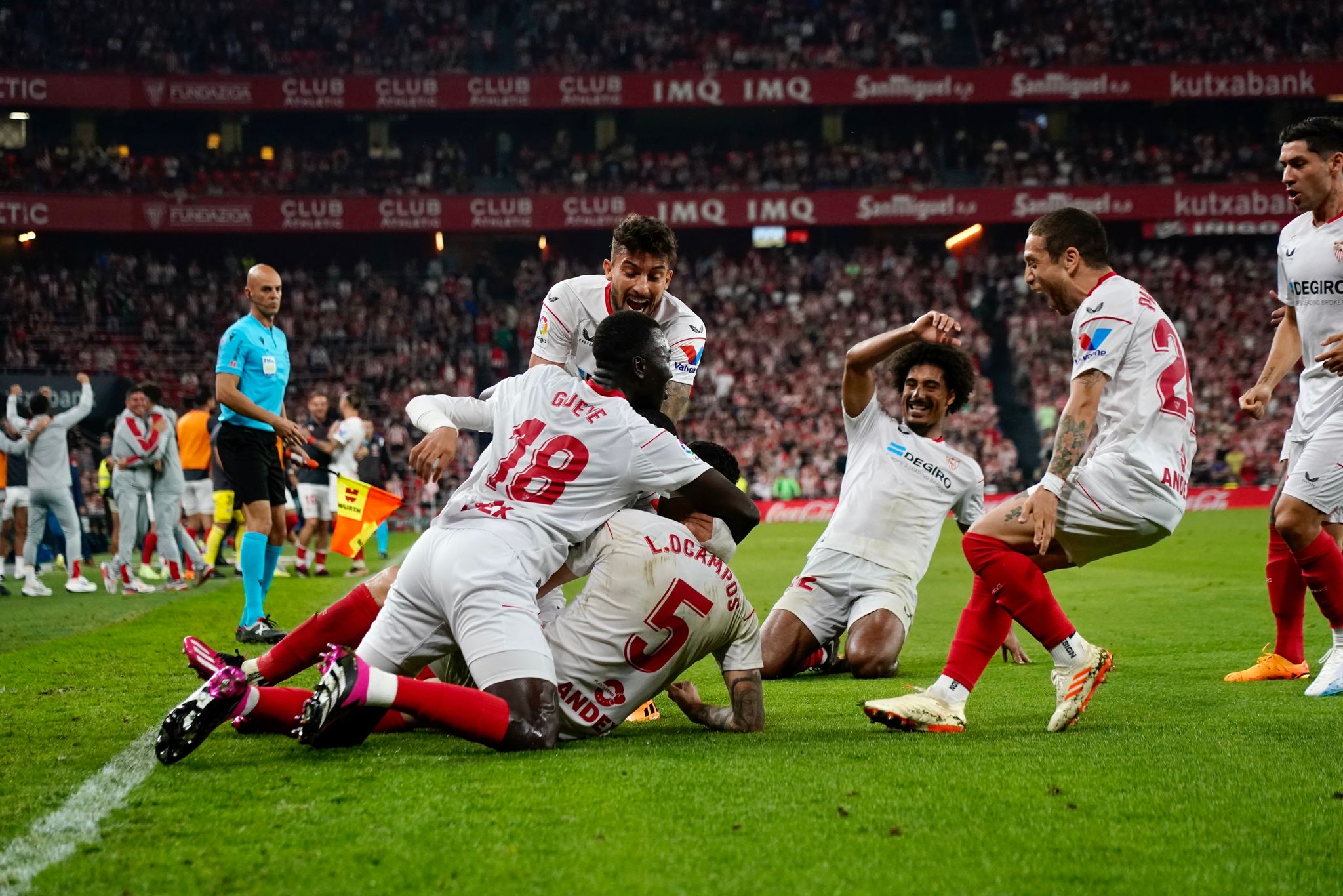 Sevilla FC celebrate the win in San Mamés