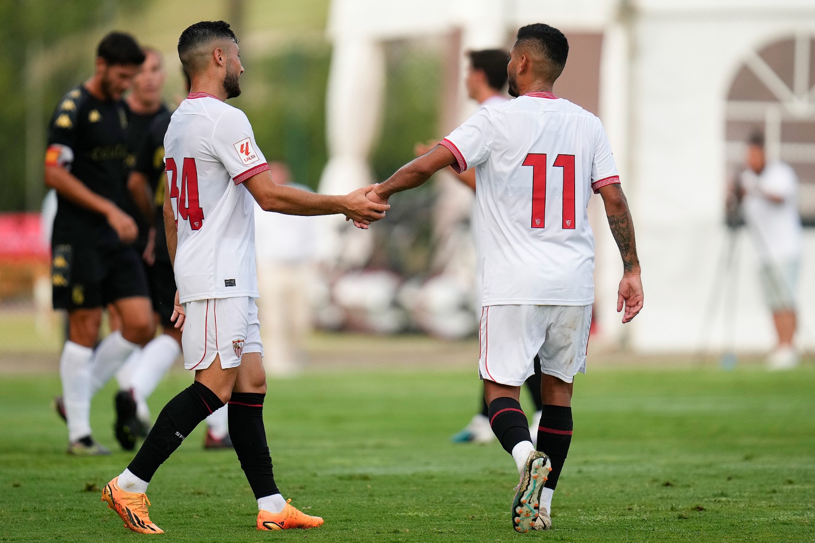 Óscar y Tecatito celebran un gol ante la AC Ceuta