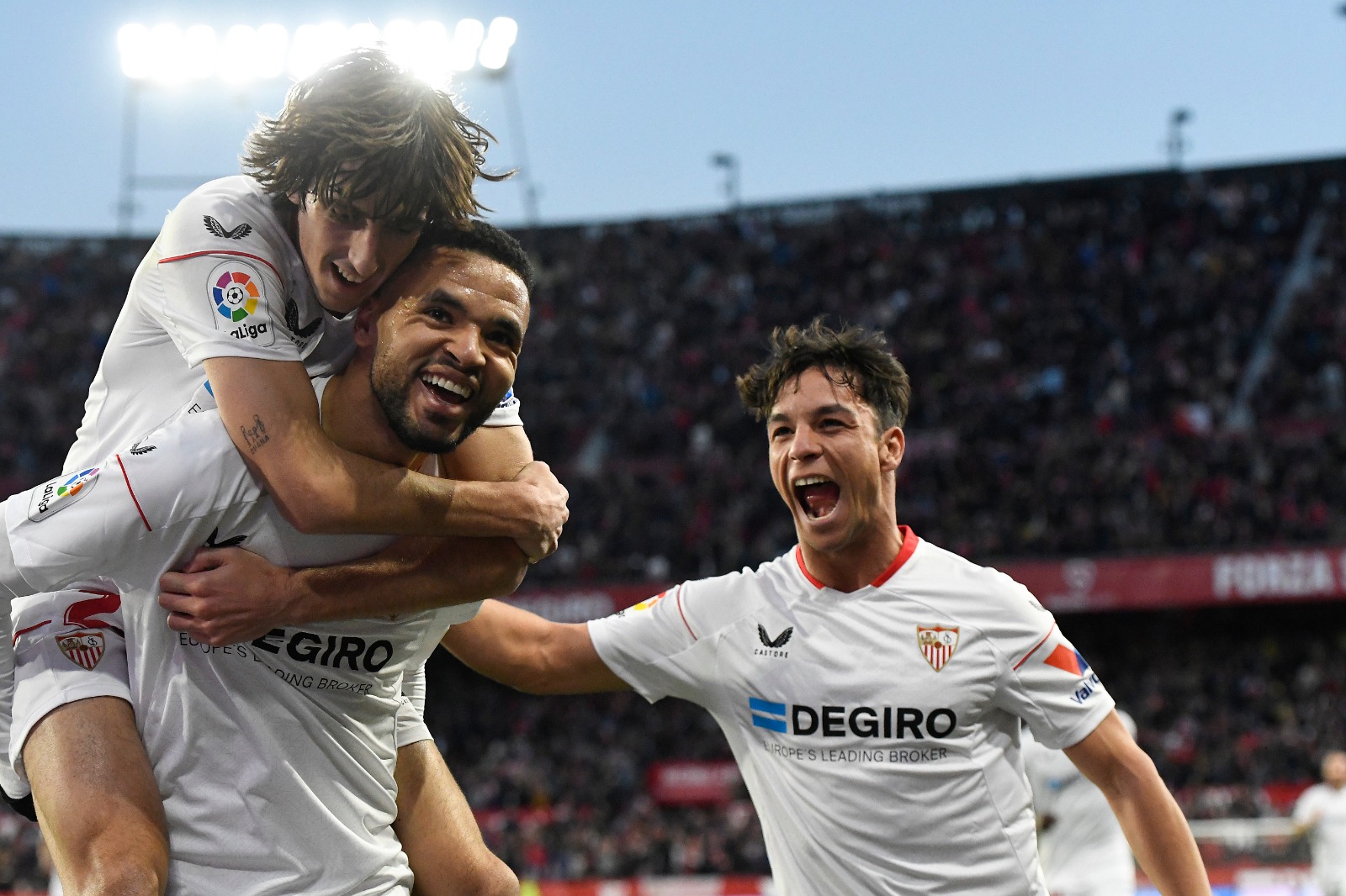 Bryan y En-Nesyri celebran junto a Óliver un gol ante el Mallorca
