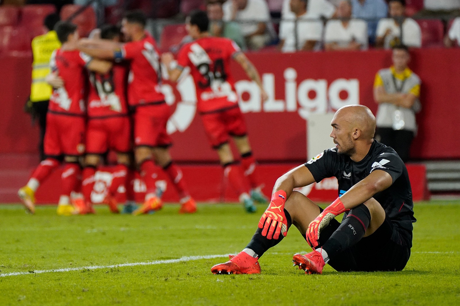 Dmitrovic del Sevilla FC ante el Rayo Vallecano