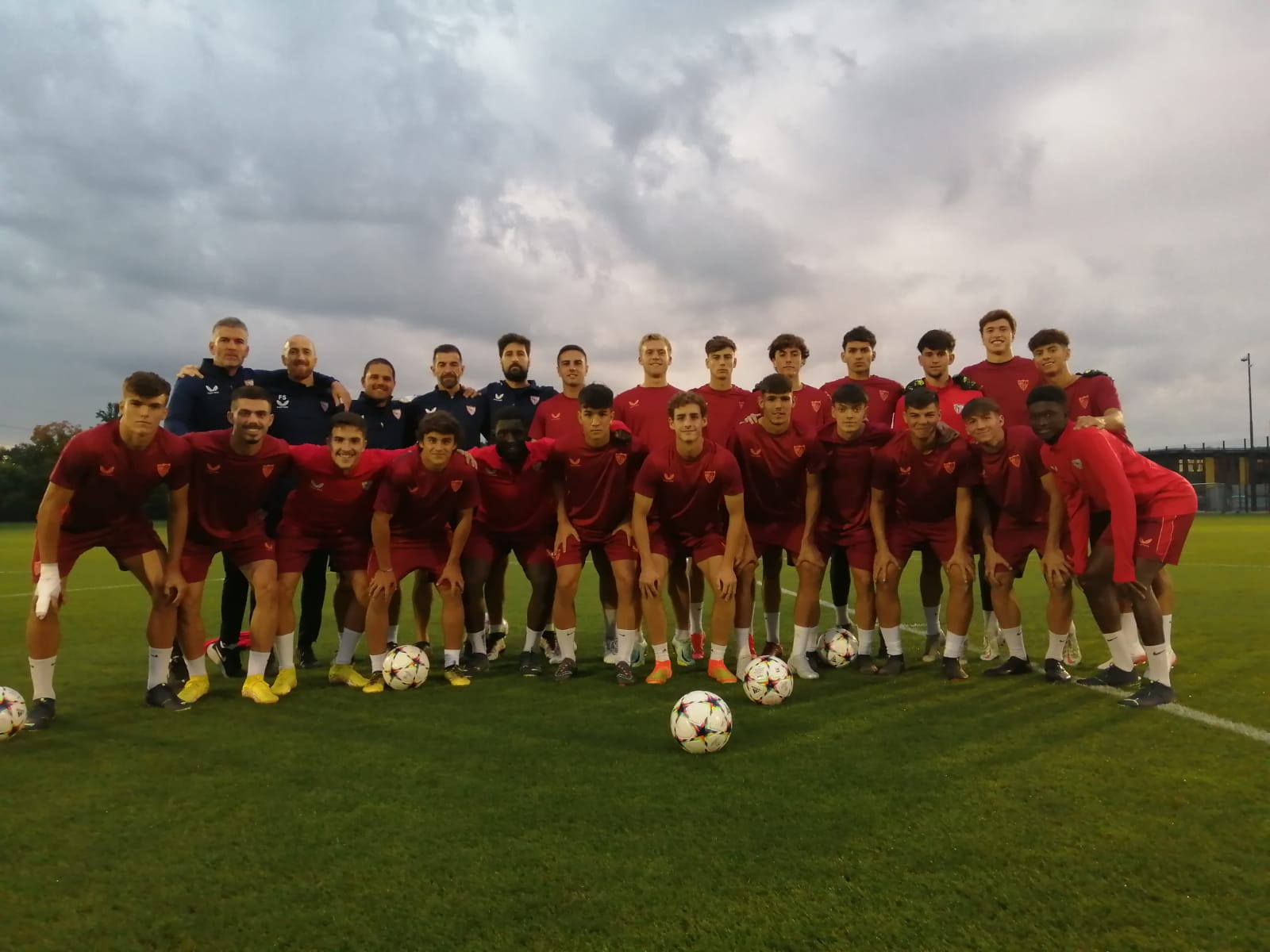 Entrenamiento del Sevilla FC Juvenil A en Dortmund