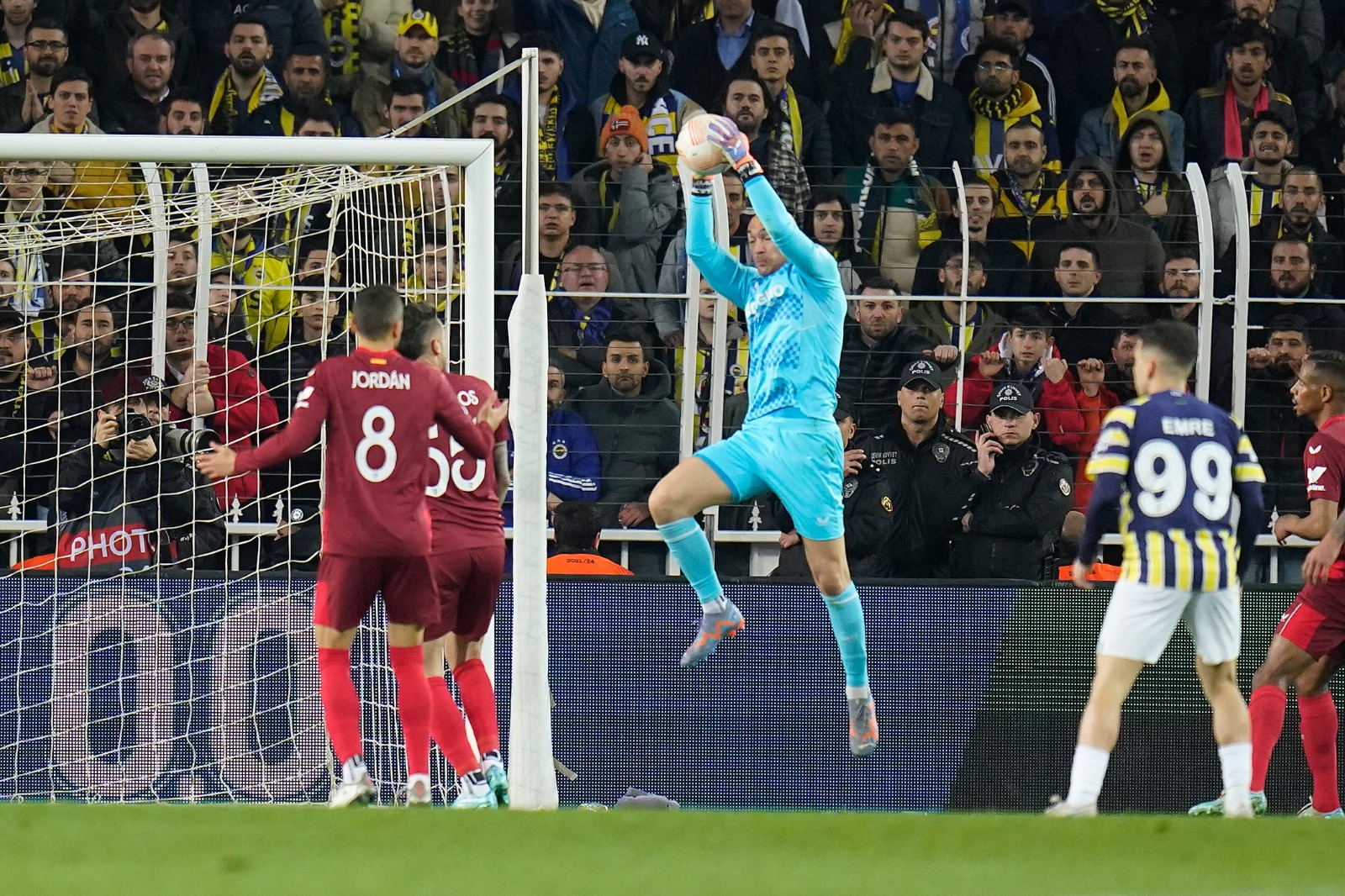 Dmitrovic atrapa un balón ante el Fenerbahçe