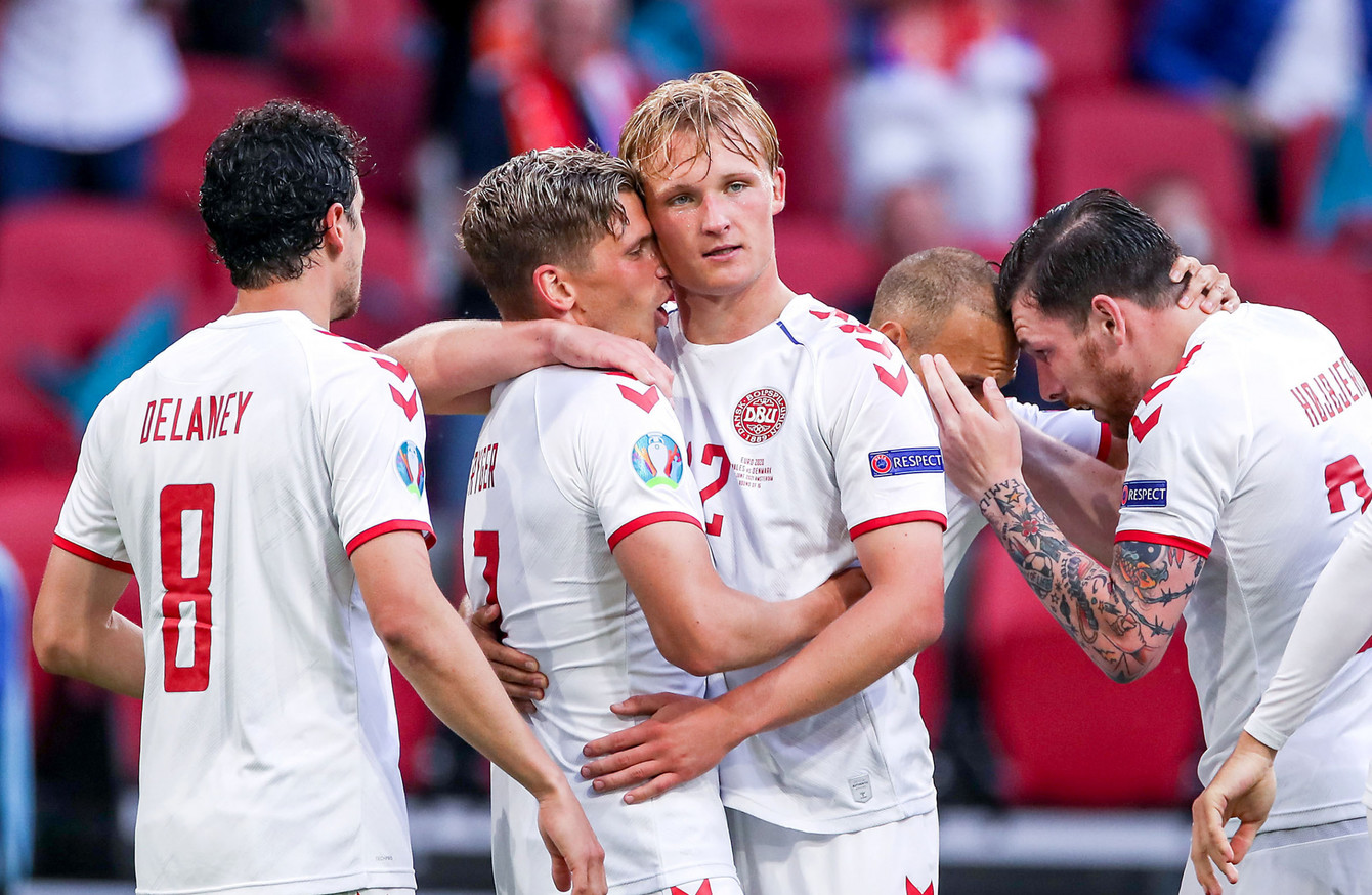 Dolberg y Delaney celebran un gol con Dinamarca