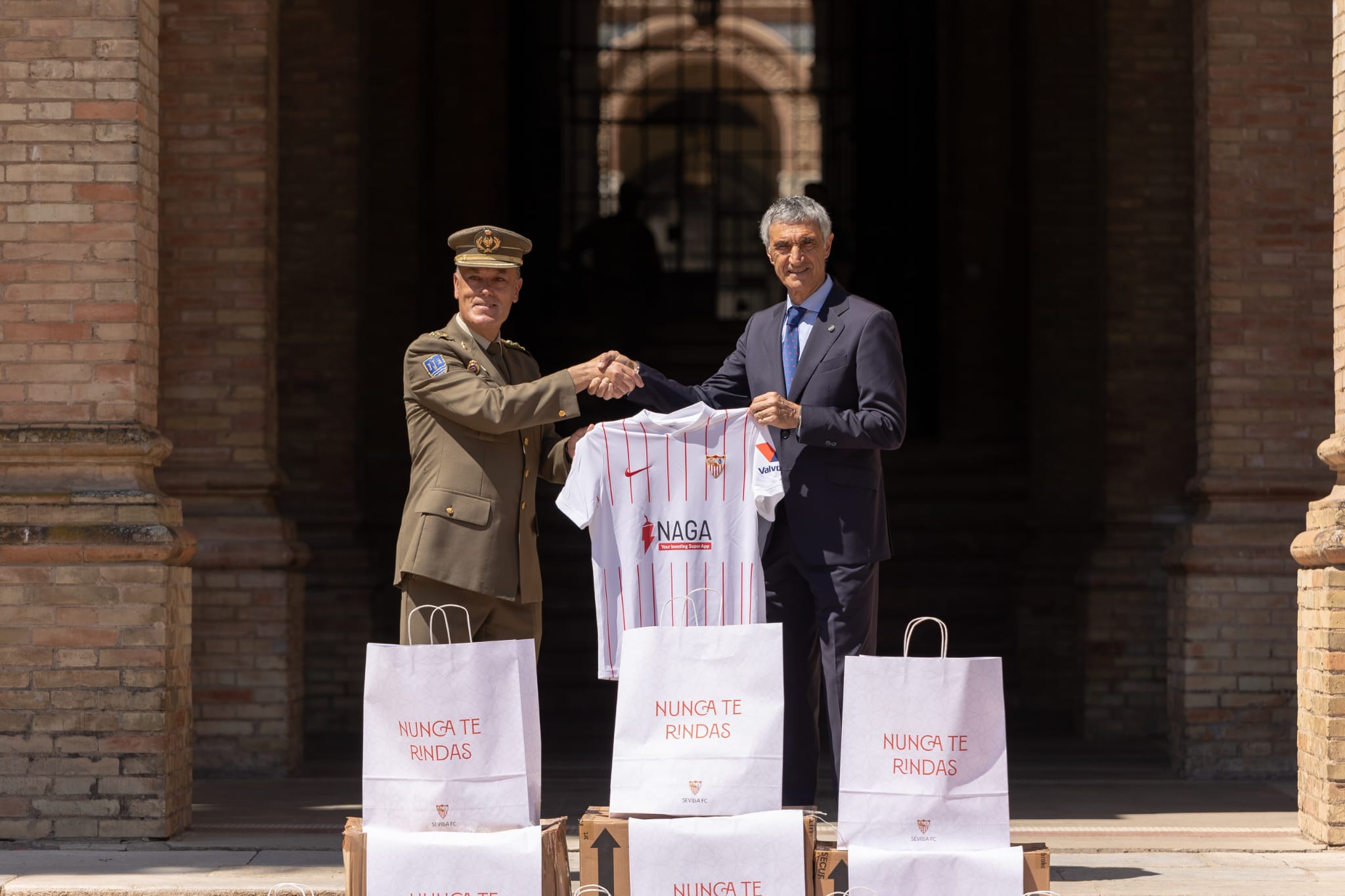 The foundation donate 330 official kits to the armed forces 