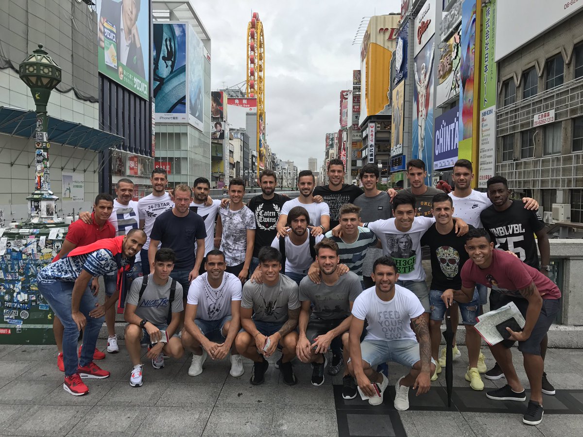 El Sevilla FC de turismo en Osaka