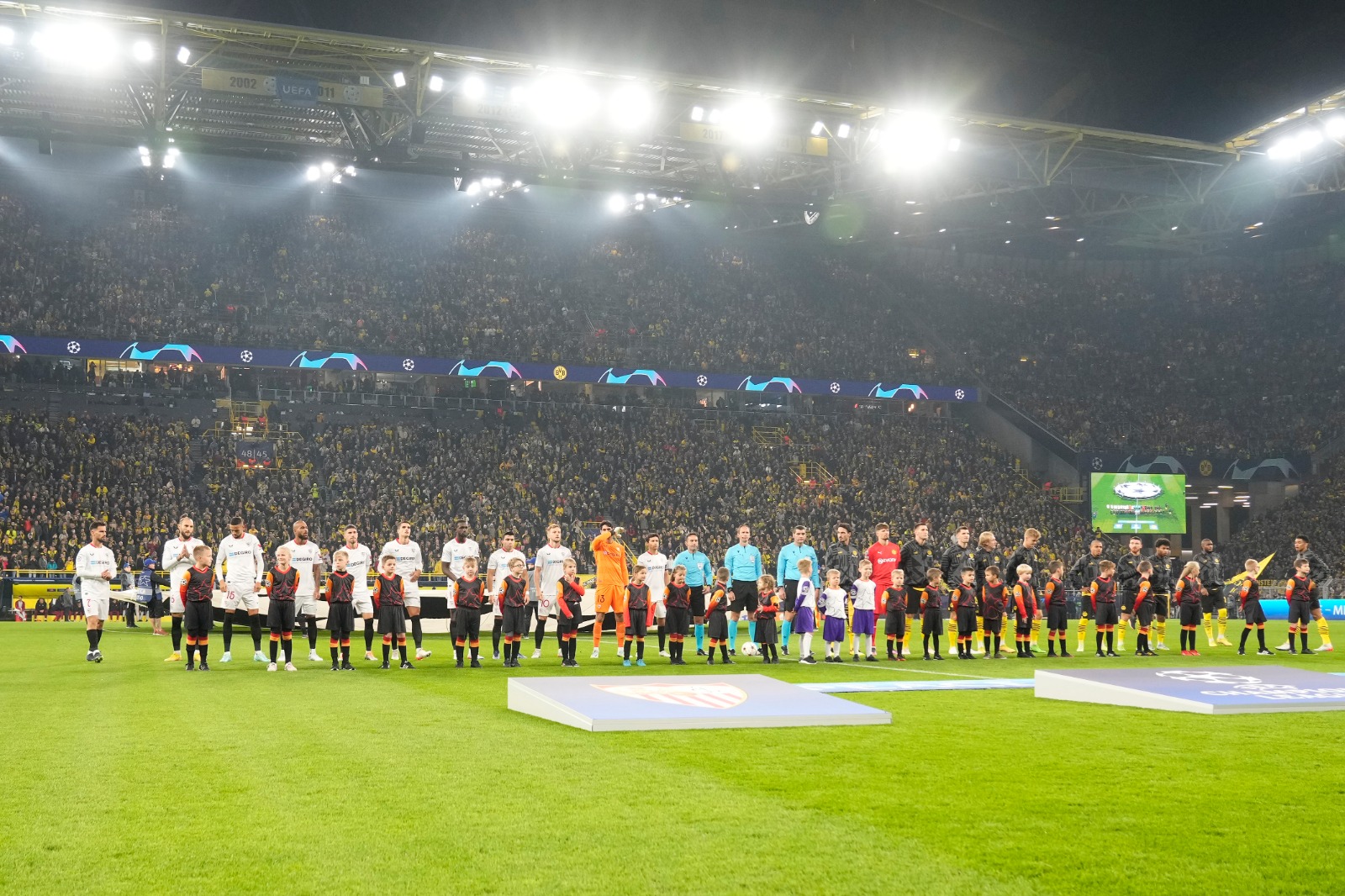 Dortmund and Sevilla step out on the pitch 