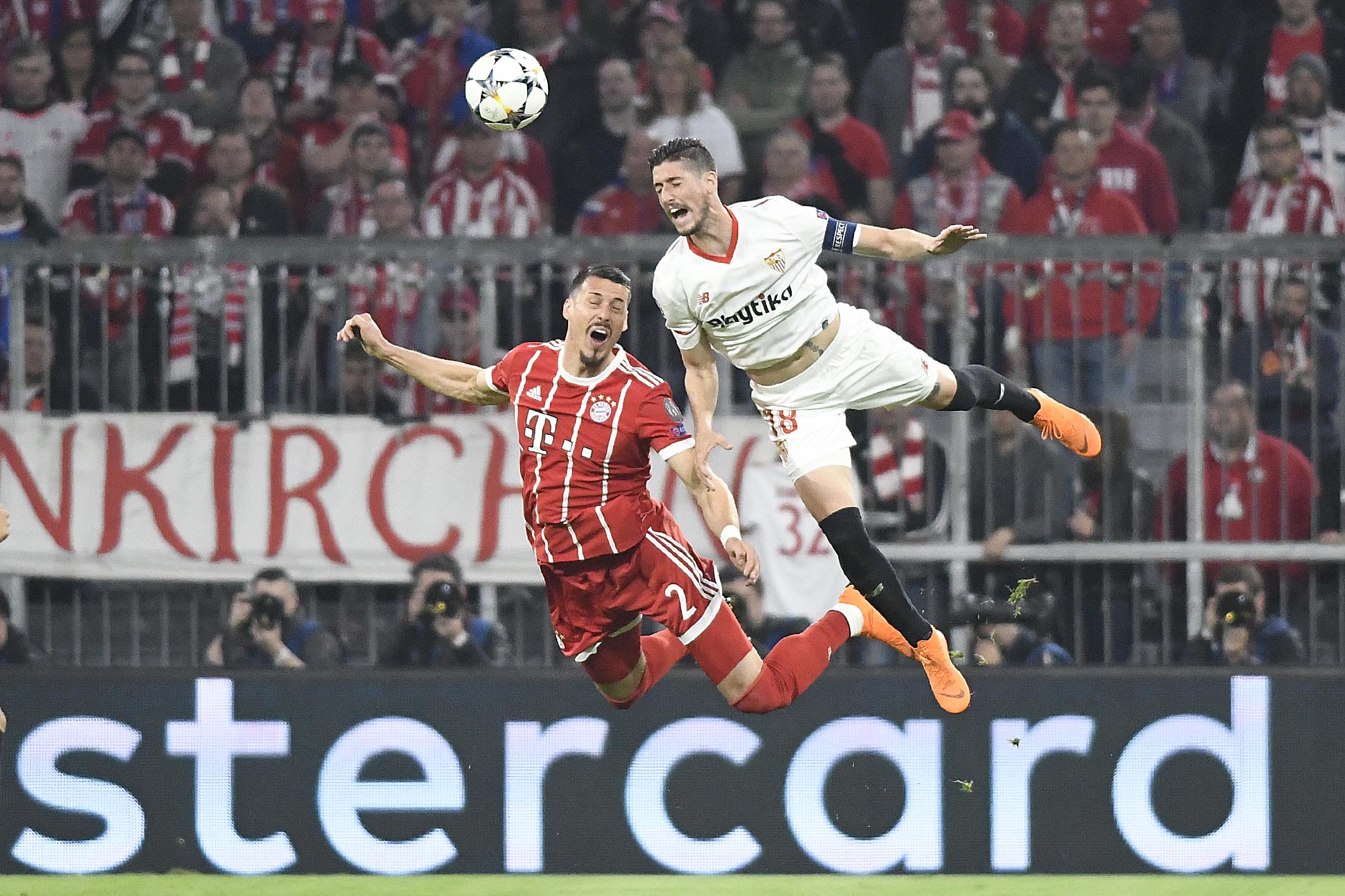 Escudero en una acción ante el Bayern