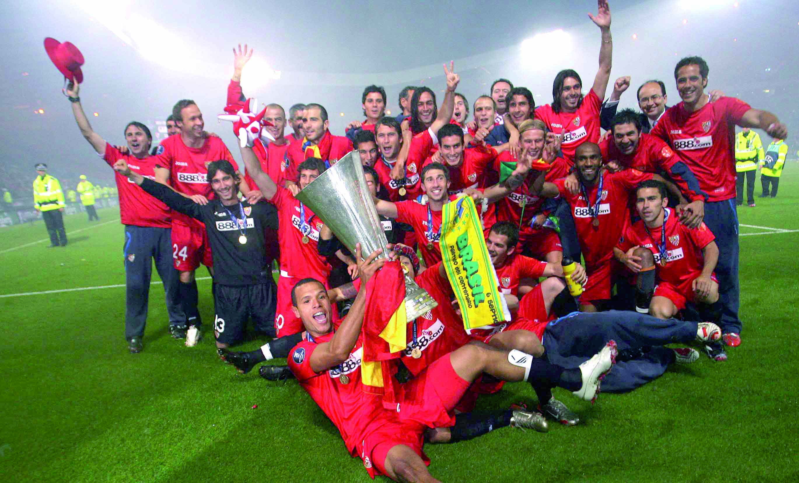 El Sevilla FC celebra el título de la Copa de la UEFA en Glasgow