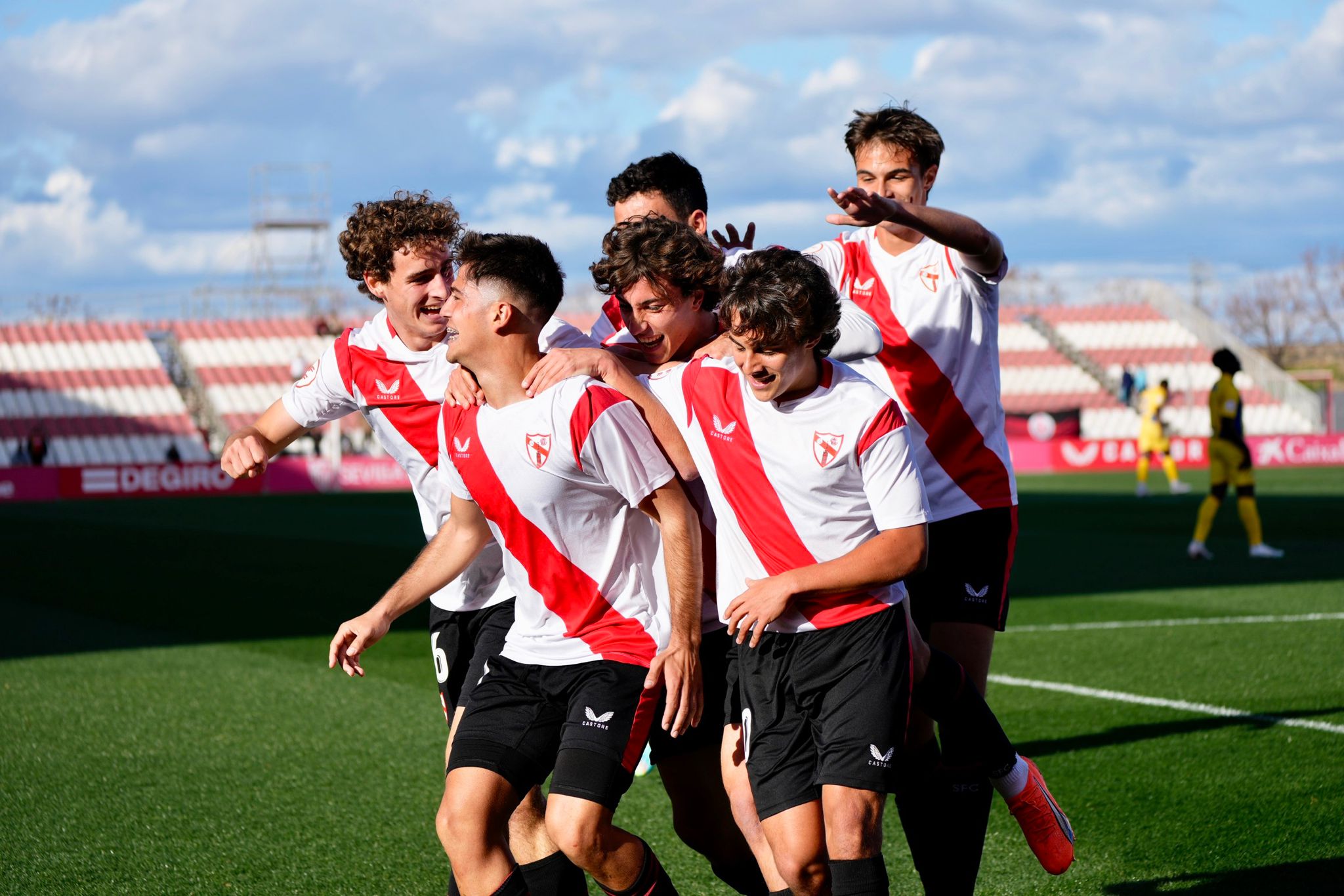 Jugadores del Sevilla Atlético celebran un gol en el Estadio Jesús Navas