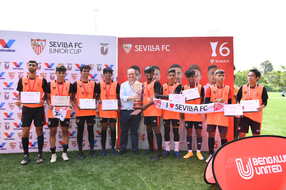 José Castro hands out the trophy to the winners of the Sevilla FC Junior Cup