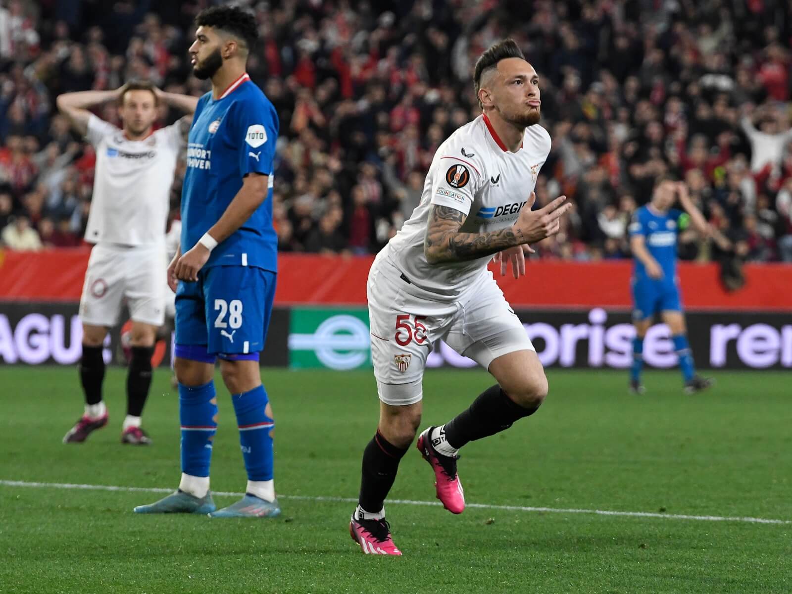 Lucas Ocampos celebra su gol ante el PSV