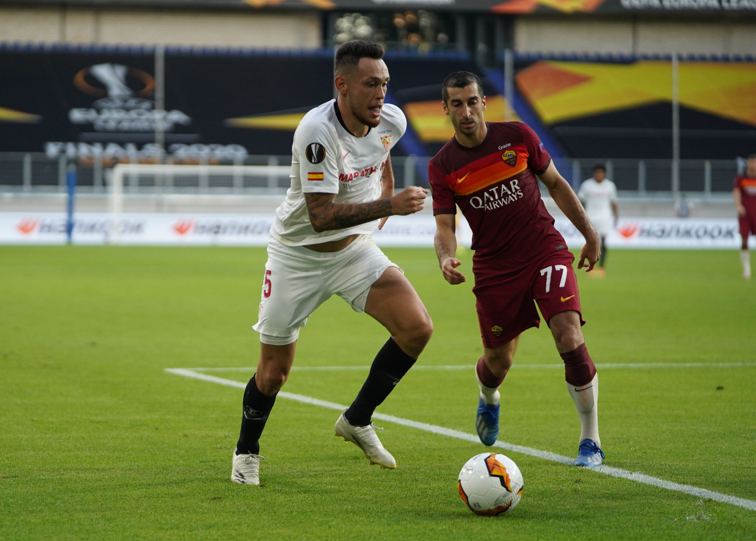 Ocampos ante el romanista Mkhitaryan en la pasada Europa League