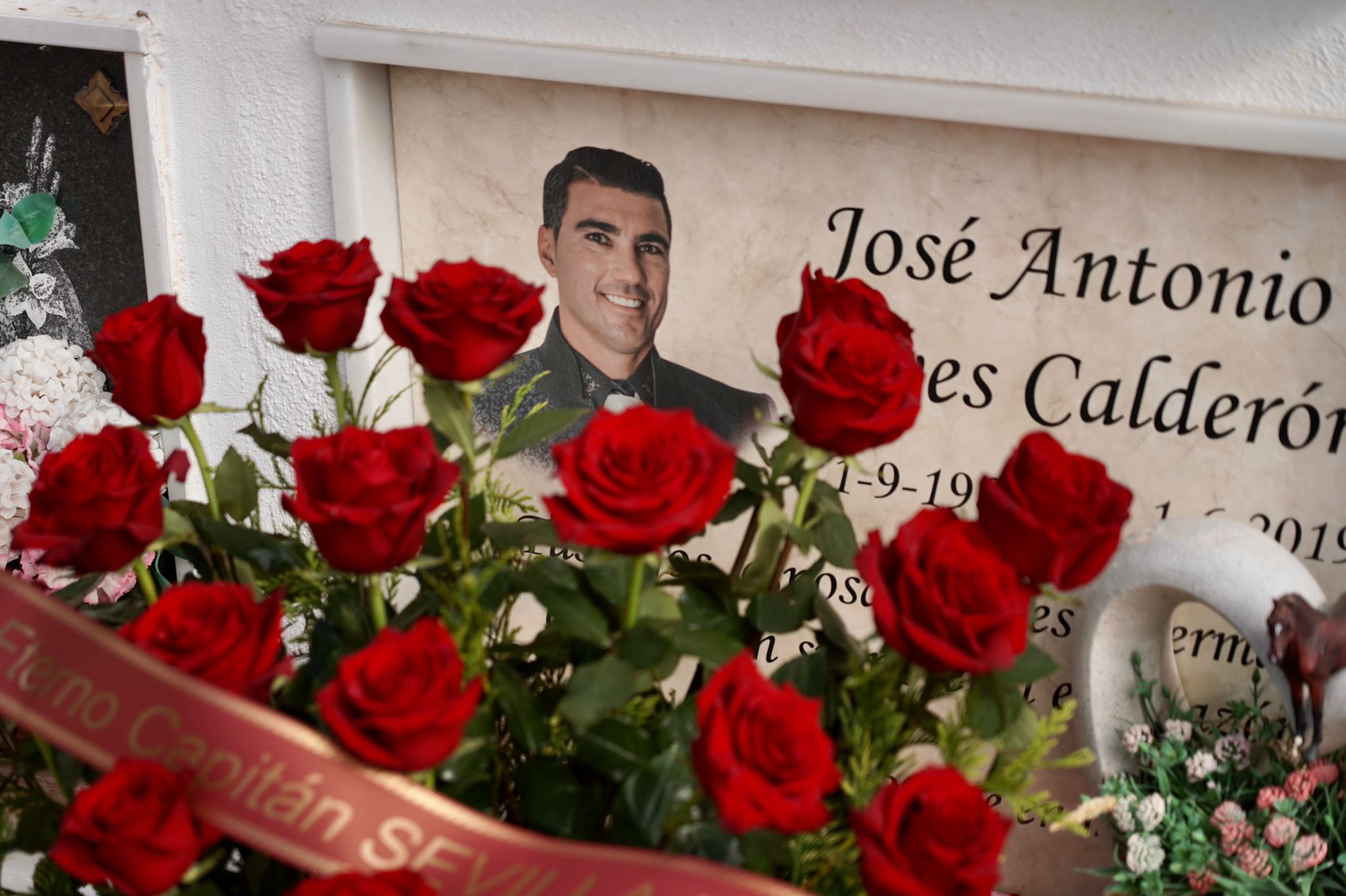 An offering at the tomb of José Antonio Reyes
