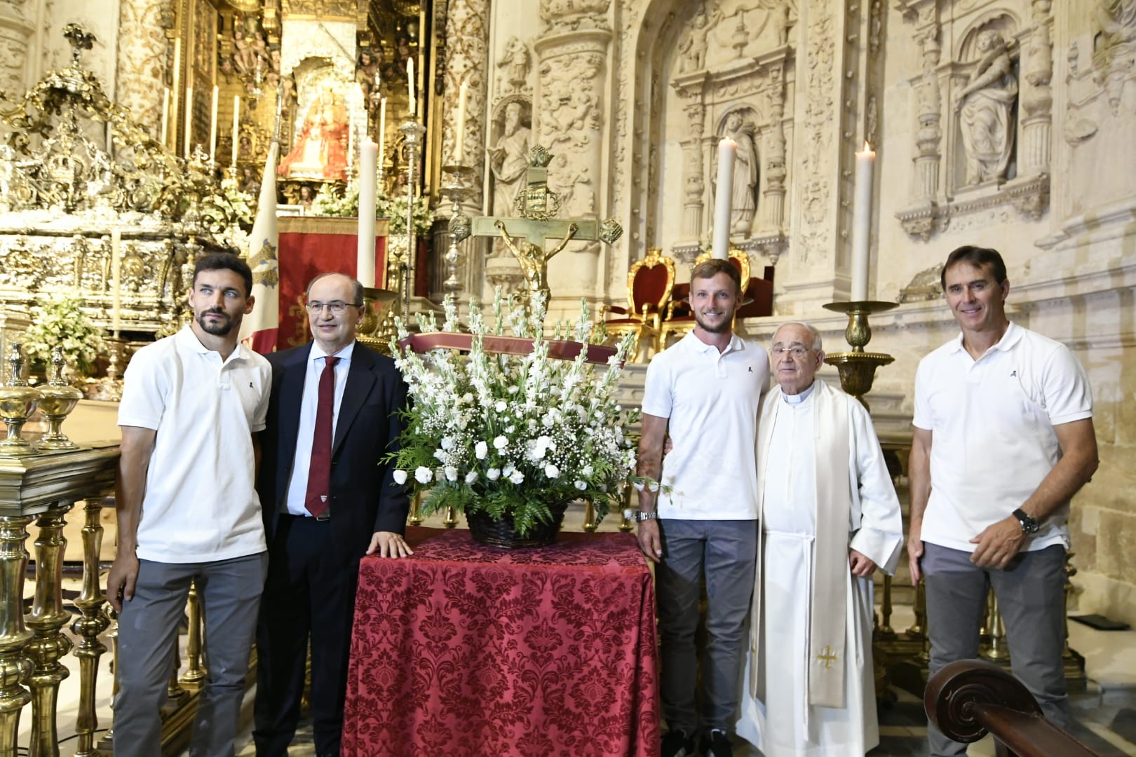 Ofrenda del Sevilla FC a la Virgen de los Reyes