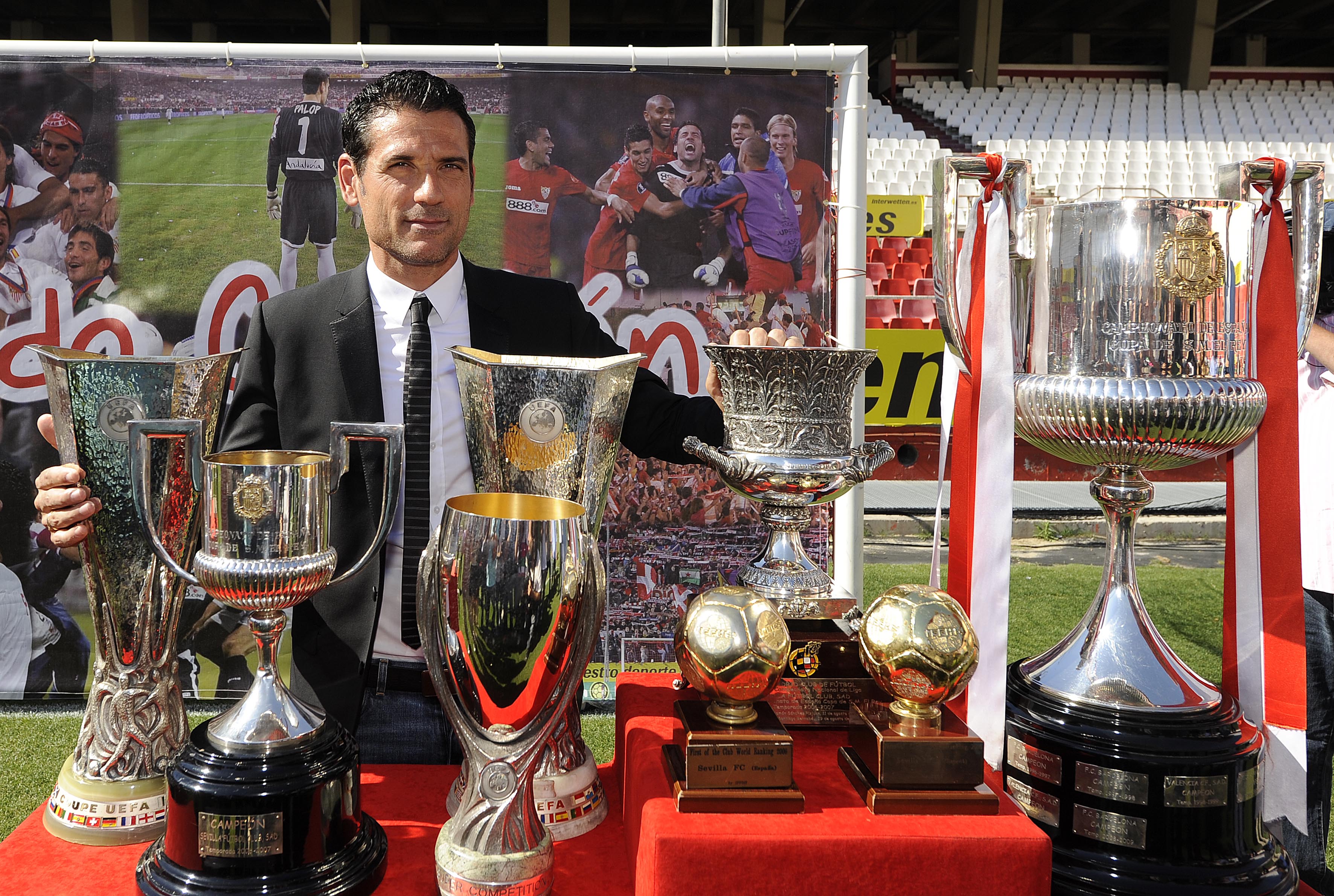 Andrés Palop, con los títulos que conquistó en el Sevilla FC