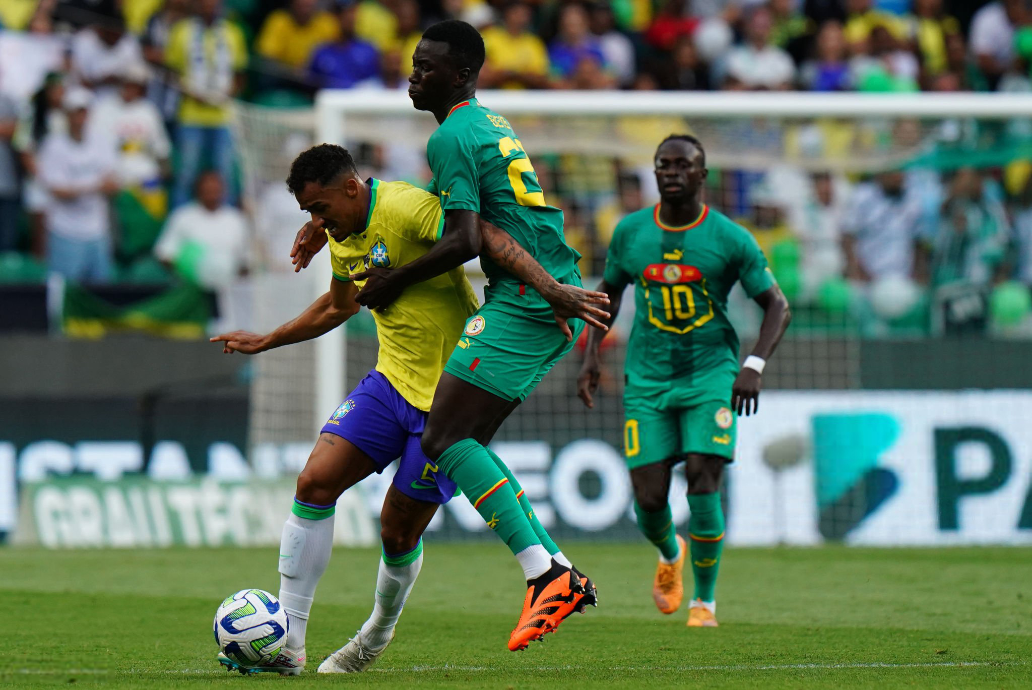 Pape Gueye con Senegal ante Brasil