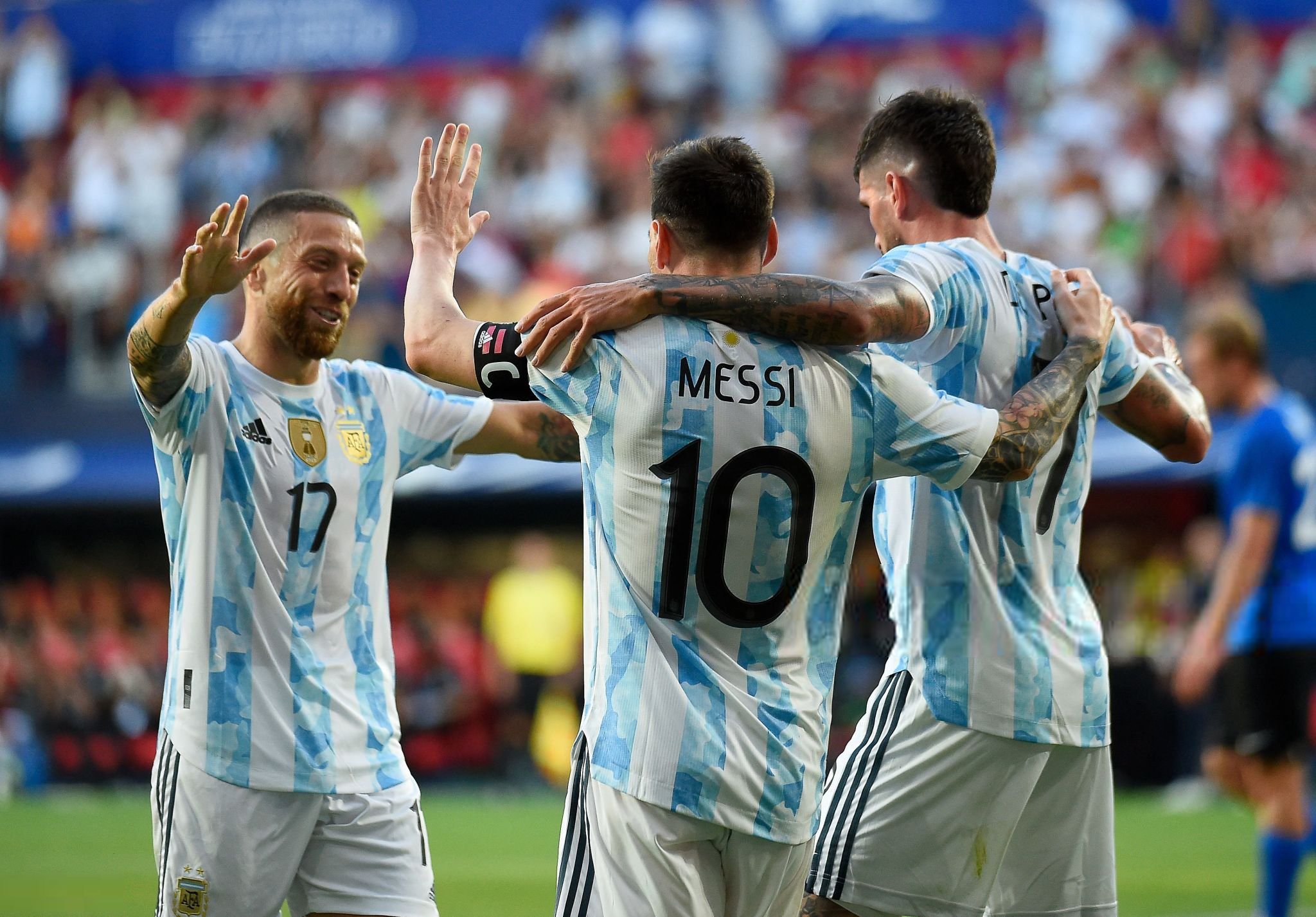Papu Gómez celebra un gol de Argentina