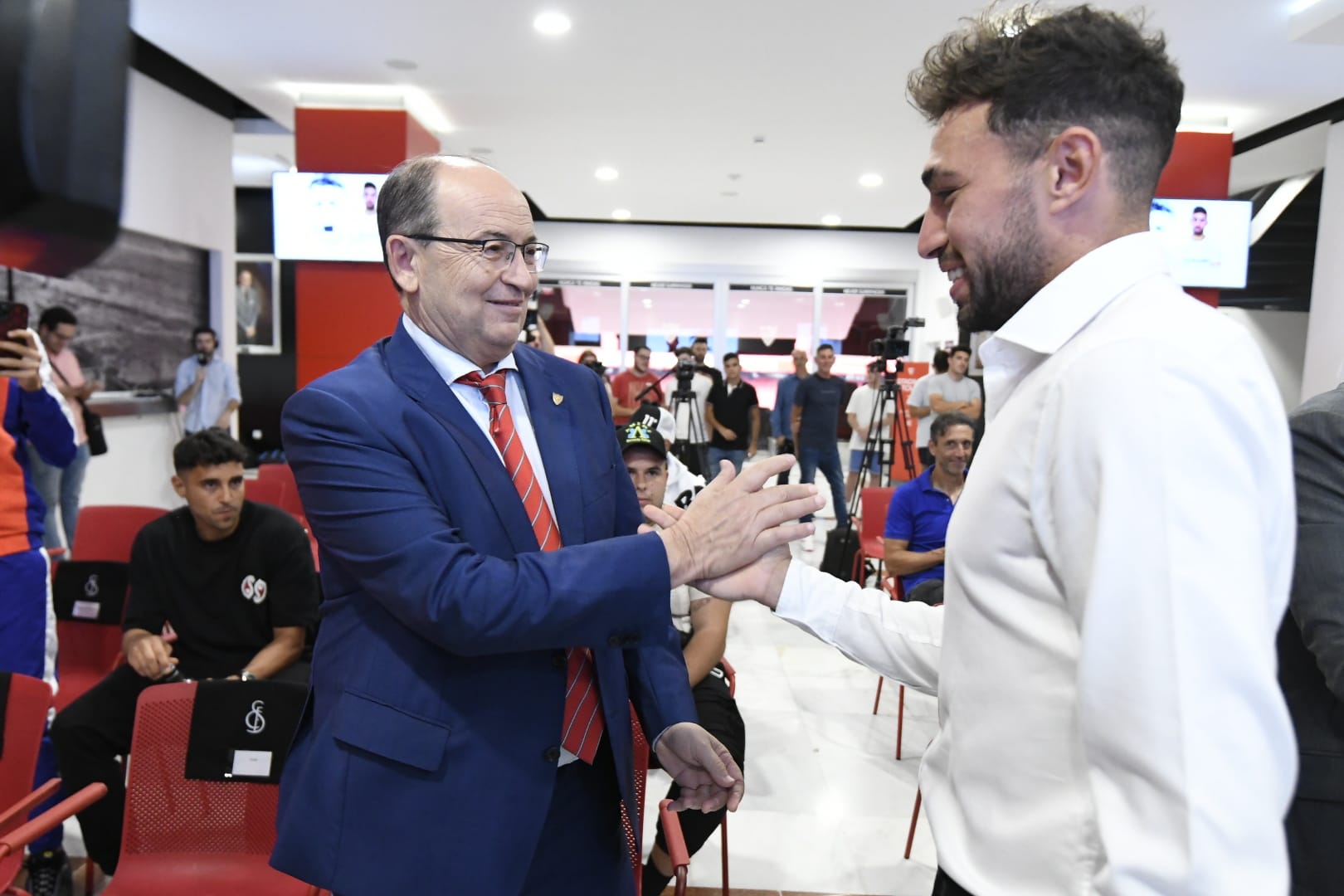 El presidente José Castro saluda a Munir El-Haddadi