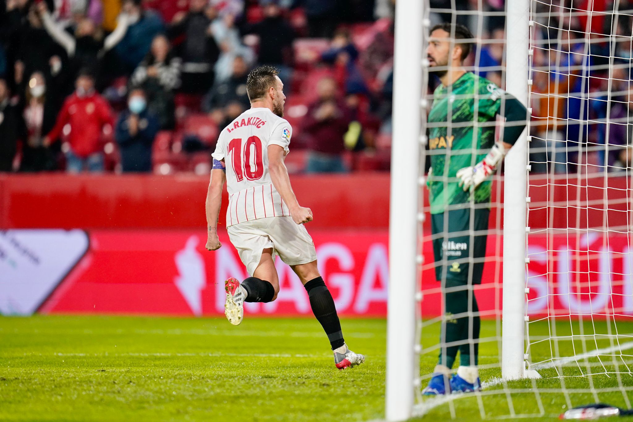 Rakitic celebrates his goal against Alavés