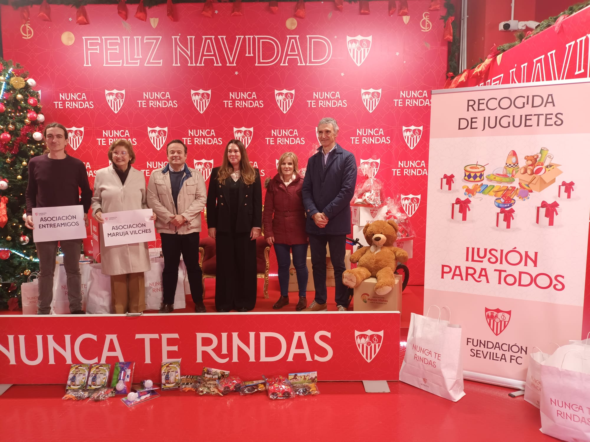 Entrega de juguetes a las entidades sociales de Sevilla