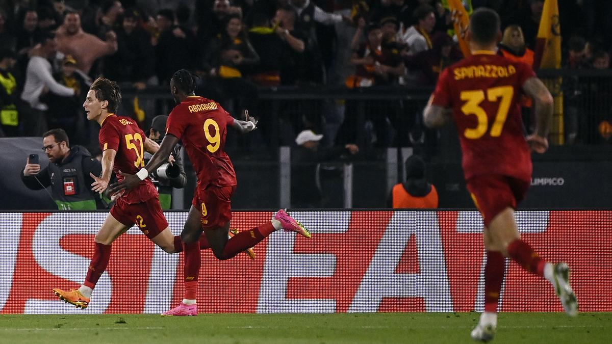 La Roma celebra su gol ante el Leverkusen